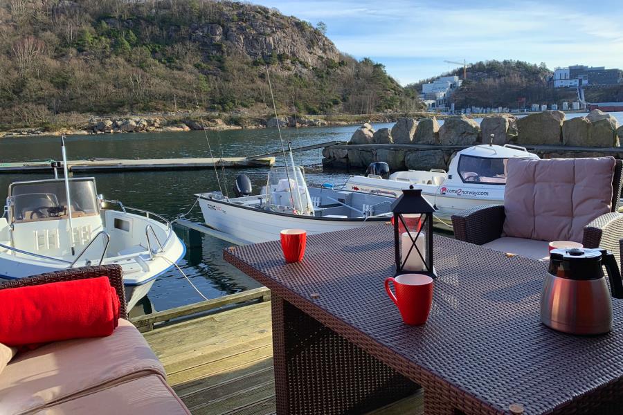 die Terrasse am Bootssteg vor dem Haus