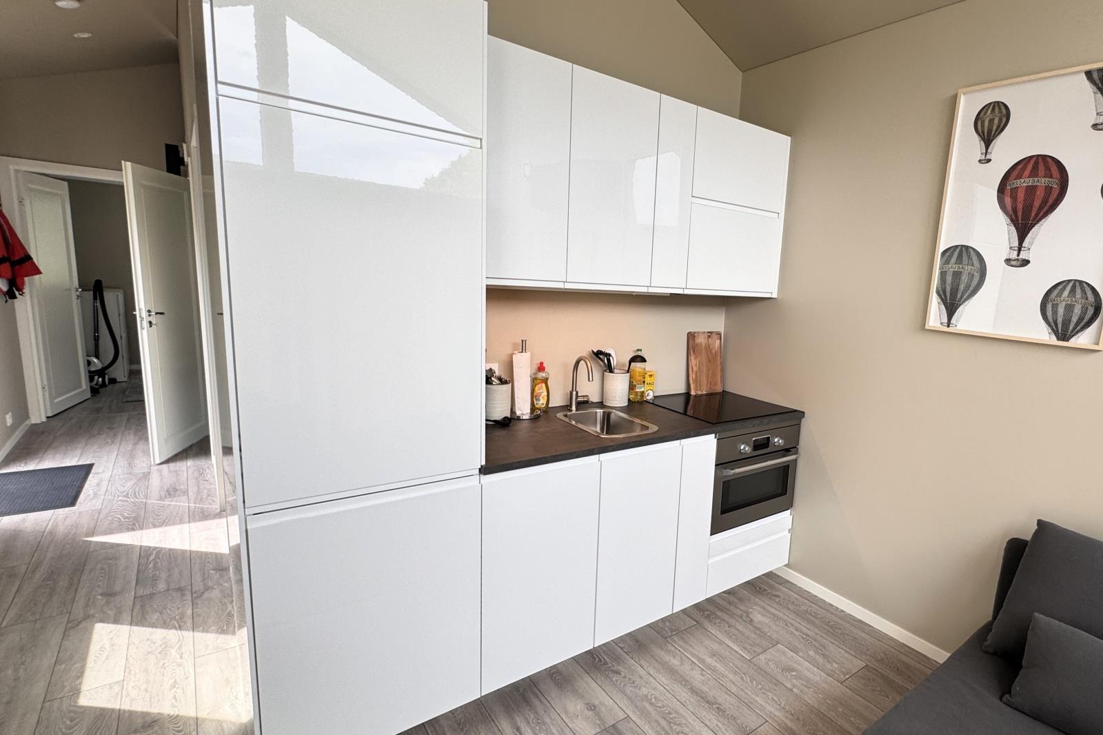 Küche mit Geschirrspülmaschine