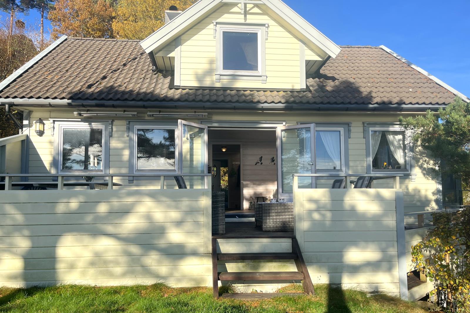 Terrasse, sonnig und mit Fjordblick