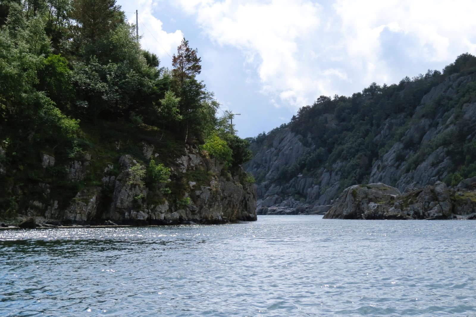 Durchfahrt neben dem Haus zur Südseite der Insel, Grönnevikaplateau