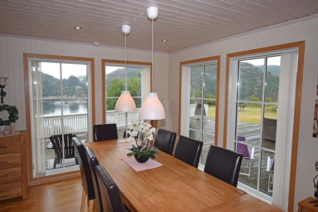 Ausgänge auf die Terrasse mit Fjordblick