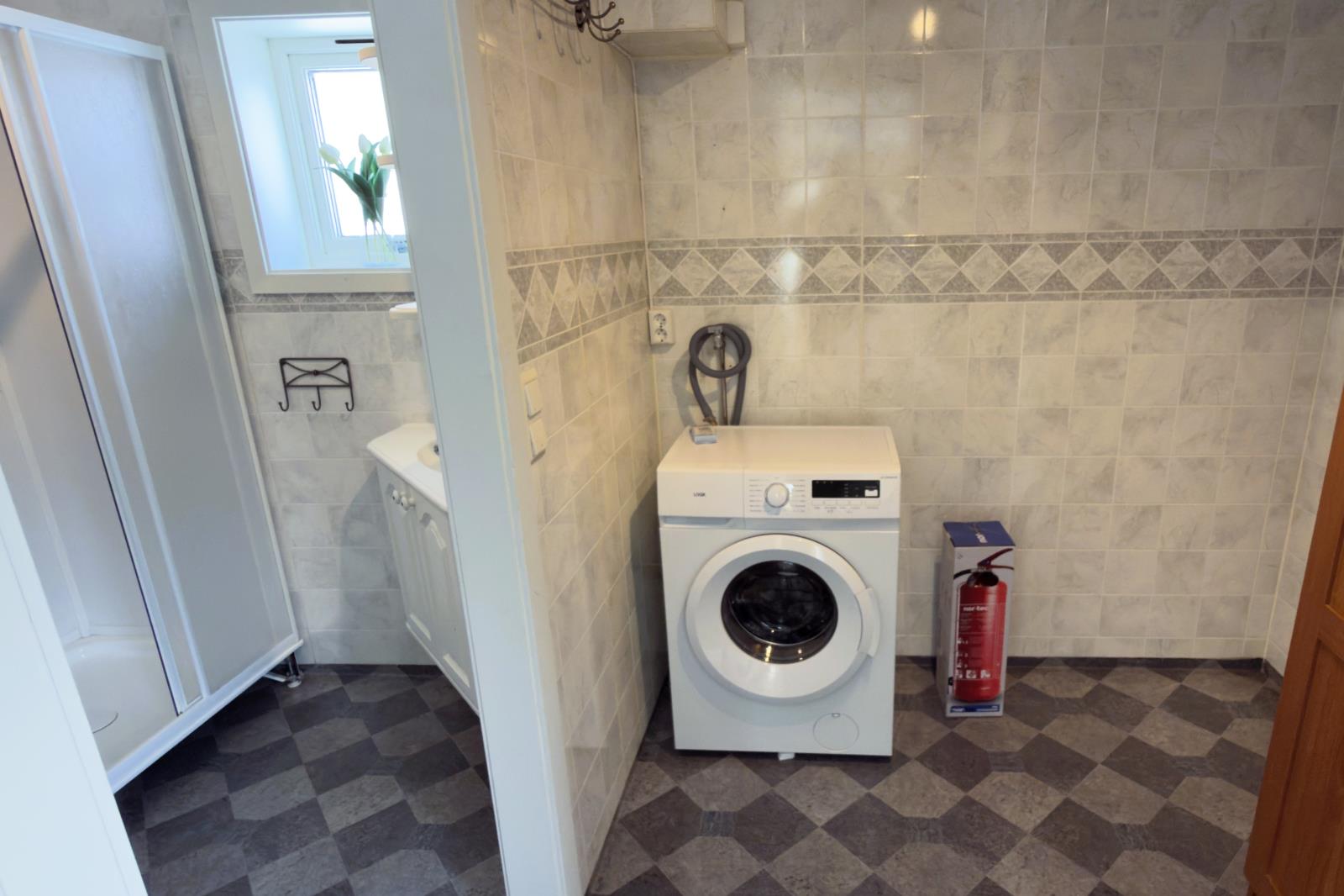 und Raum mit Waschmaschine