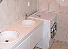Bad mit Waschmaschine im EG