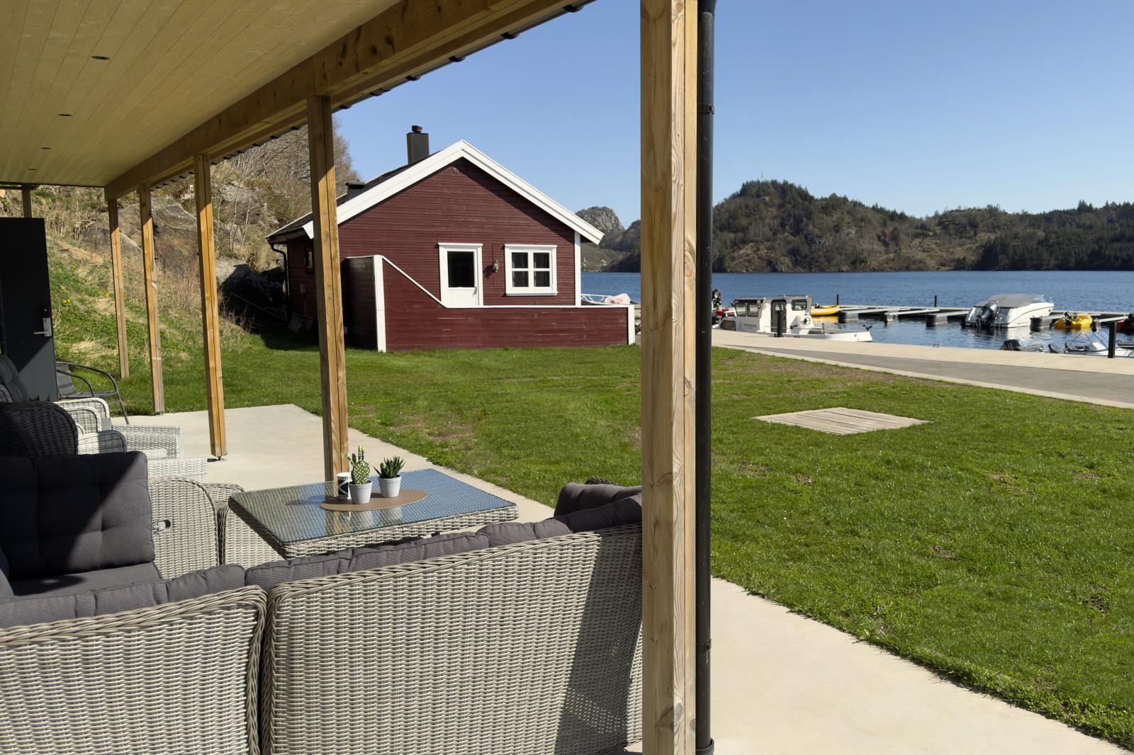 Terrasse mit vielen Gartenmöbeln