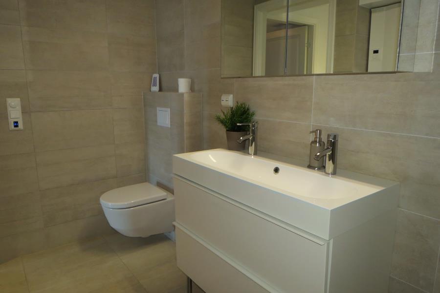 das Bad mit Dusche u. WC