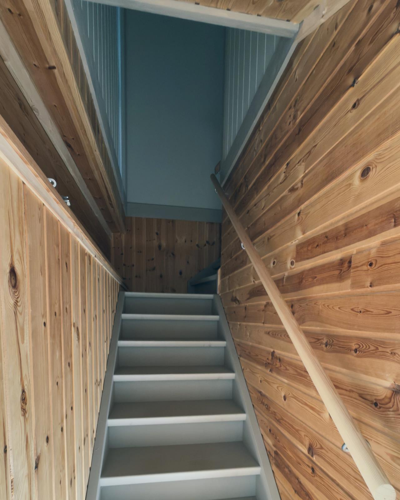 Treppe zum OG, absckließbar, falls beide Wohnungen gemietet werden