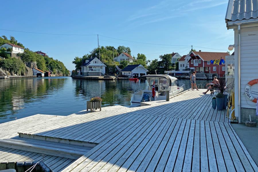 die riesige private Steganlage am Haus