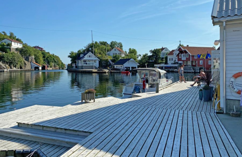 die riesige private Steganlage am Haus