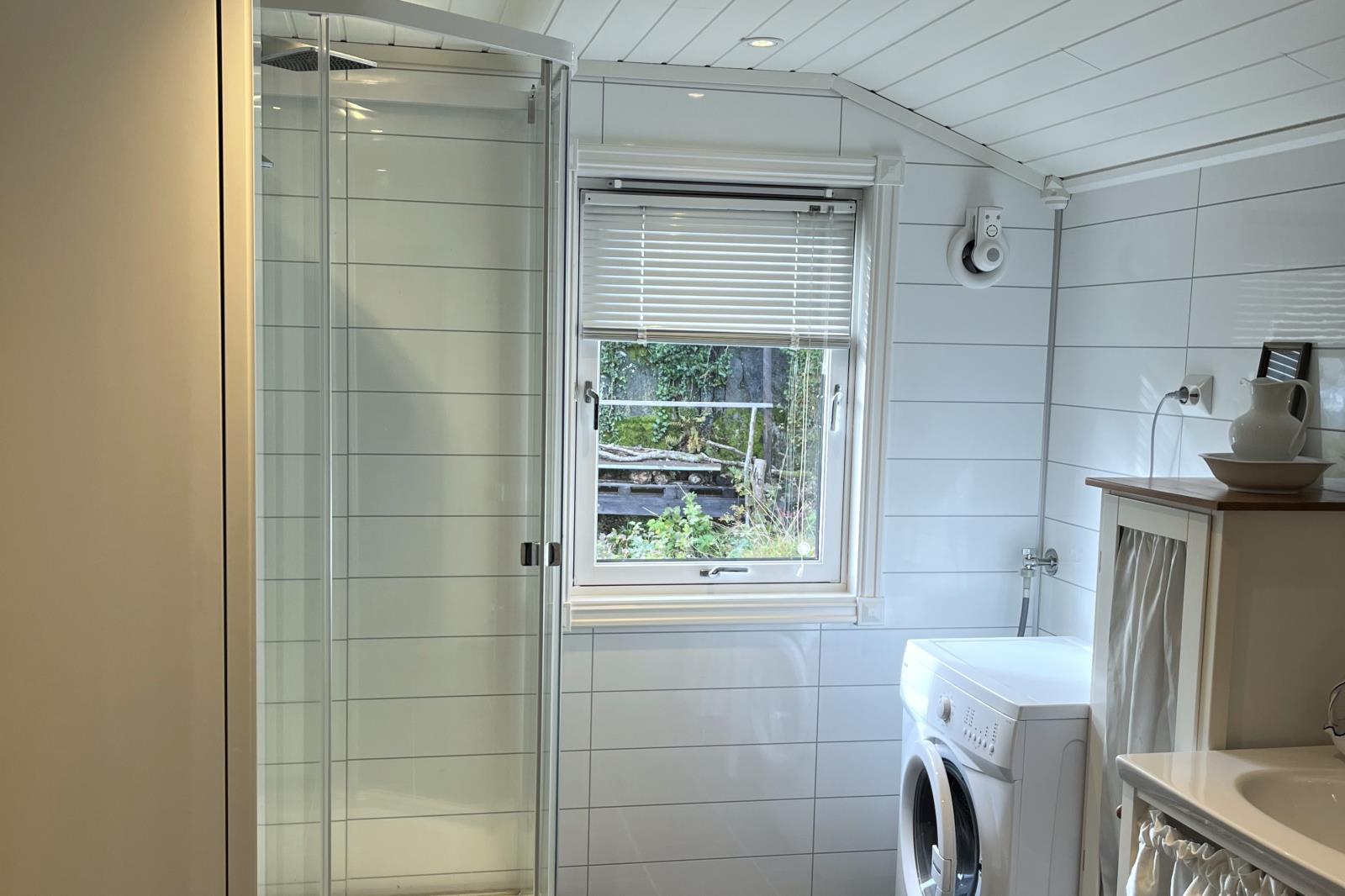 Duschbar mit WC, Waschtisch, Waschmaschine