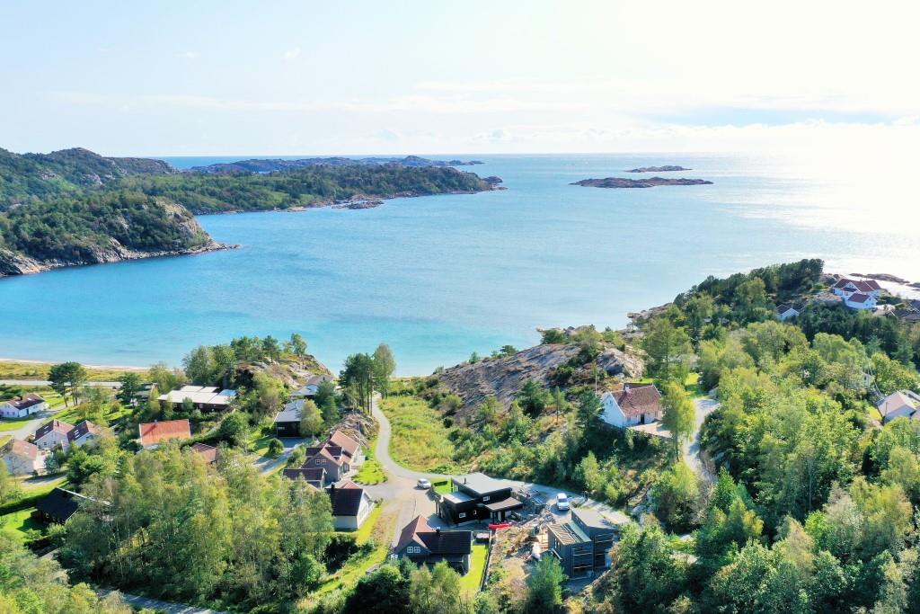 Drone Blick von Njervetoppen auf das  das Meer