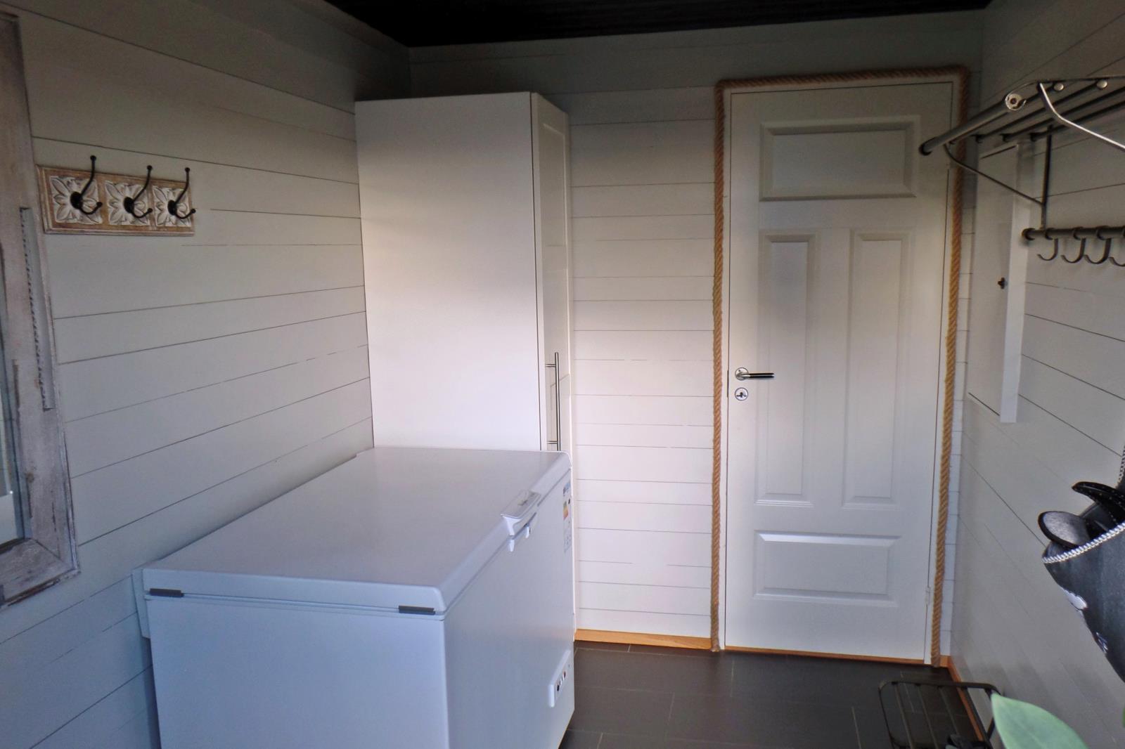  Flur und Lagerraum, große Kühltruhe 