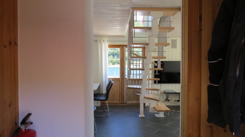 Flur, links davon befindet sich ein Duschbad mit WC