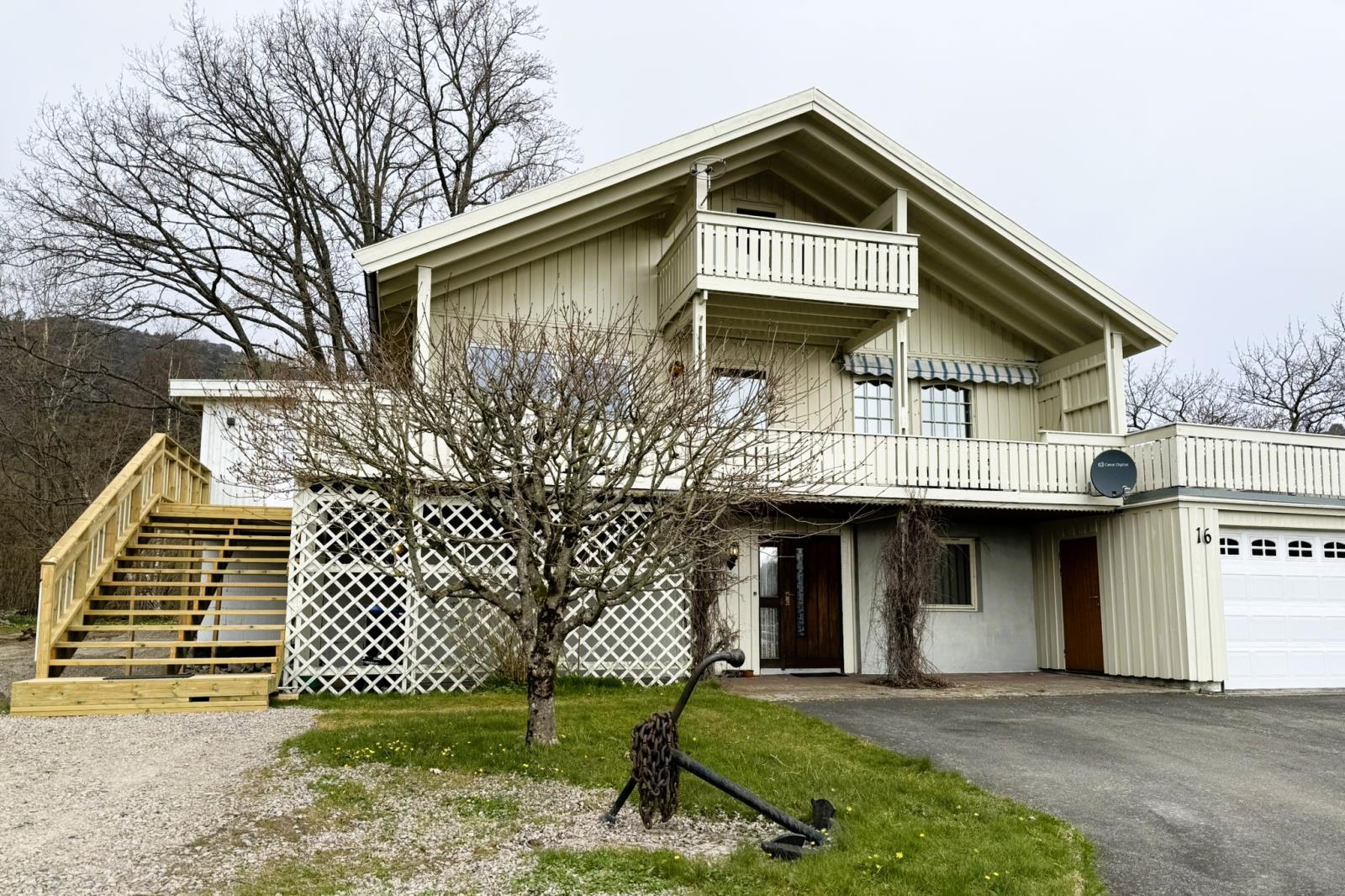 große neue Treppe mit neuem Anbau 04-2025