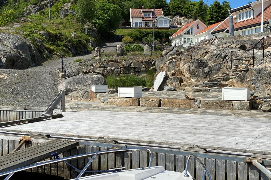 Blick vom Bootsanleger zum Haus