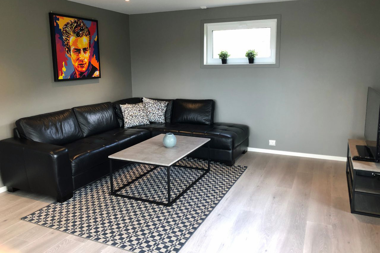 Fernsehraum im mittelren Bereich 