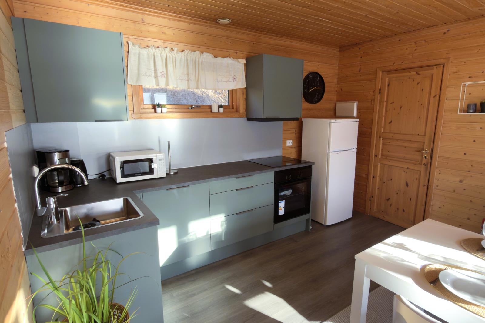 neue Küche mit Geschirrspüler, neue Böden