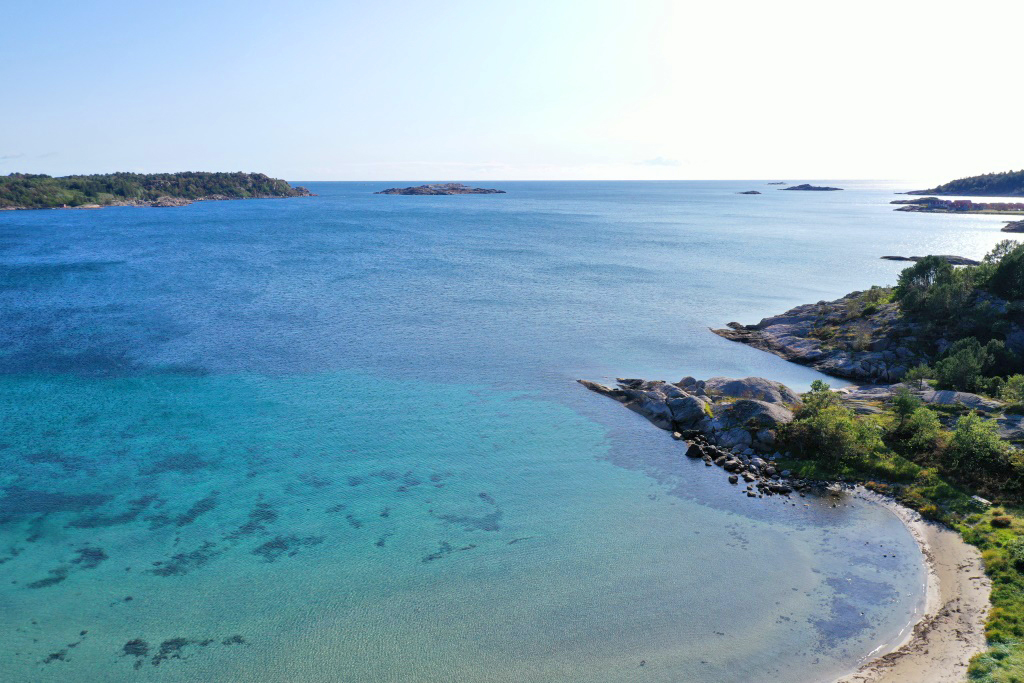 Bucht Njervesanden unterhalb des Hauses