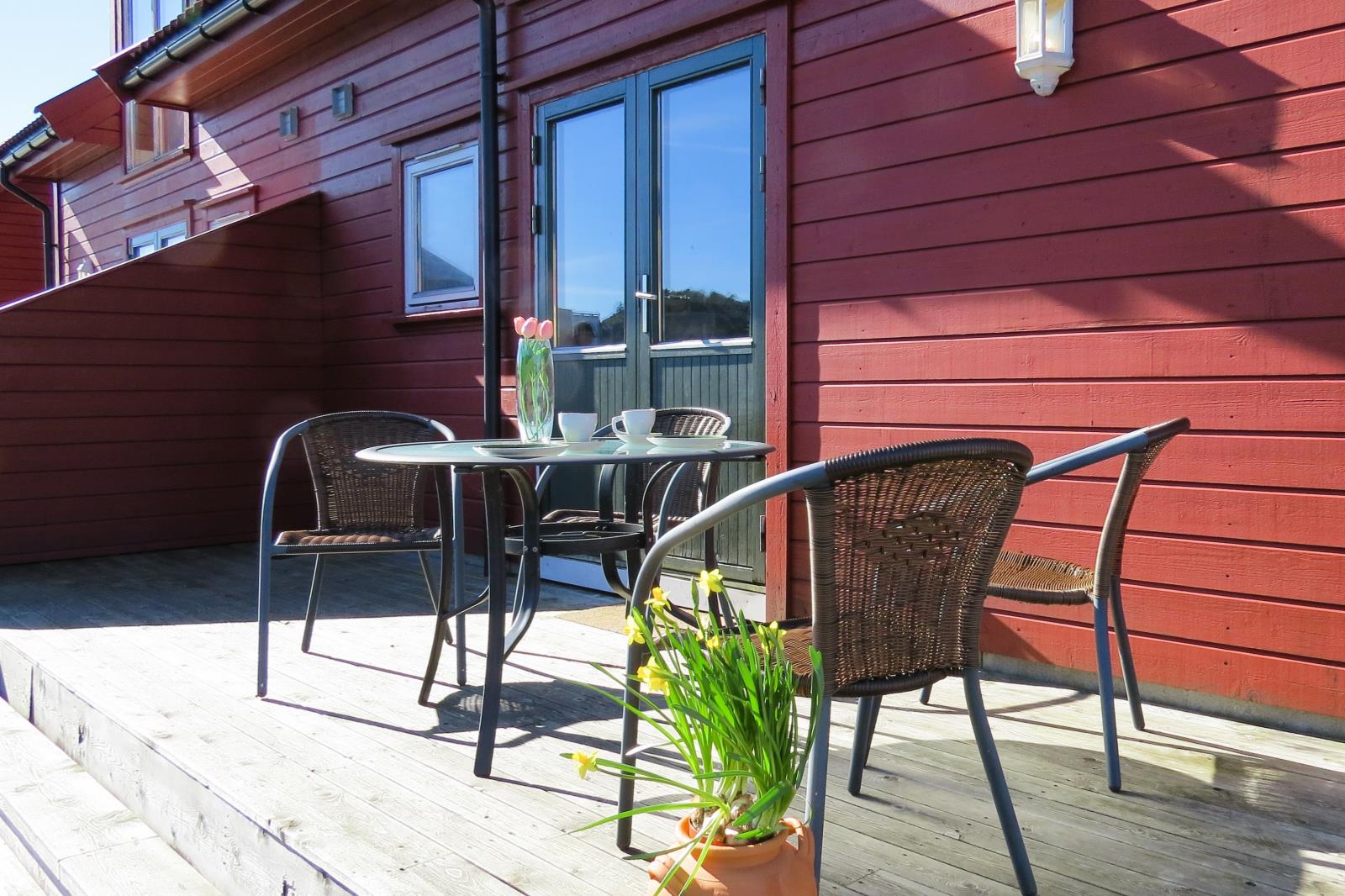 Terrasse am Steg vor dem Haus