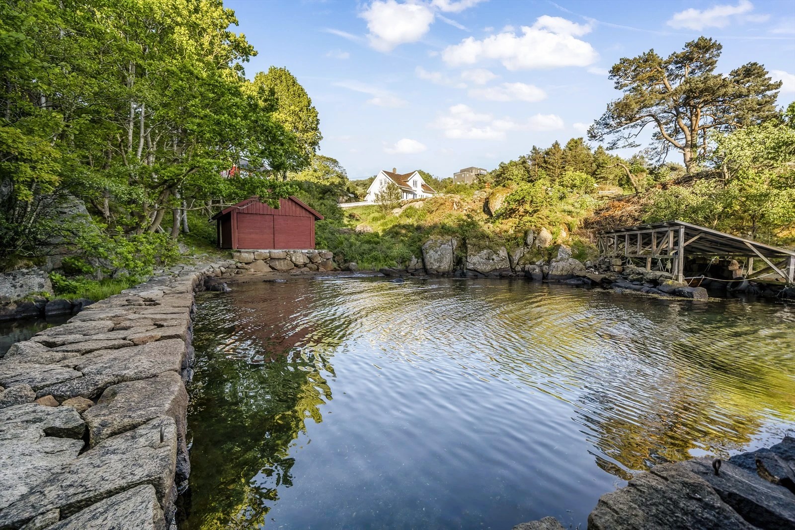 Bootshütte mit kleiner Bucht und Bootsanleger