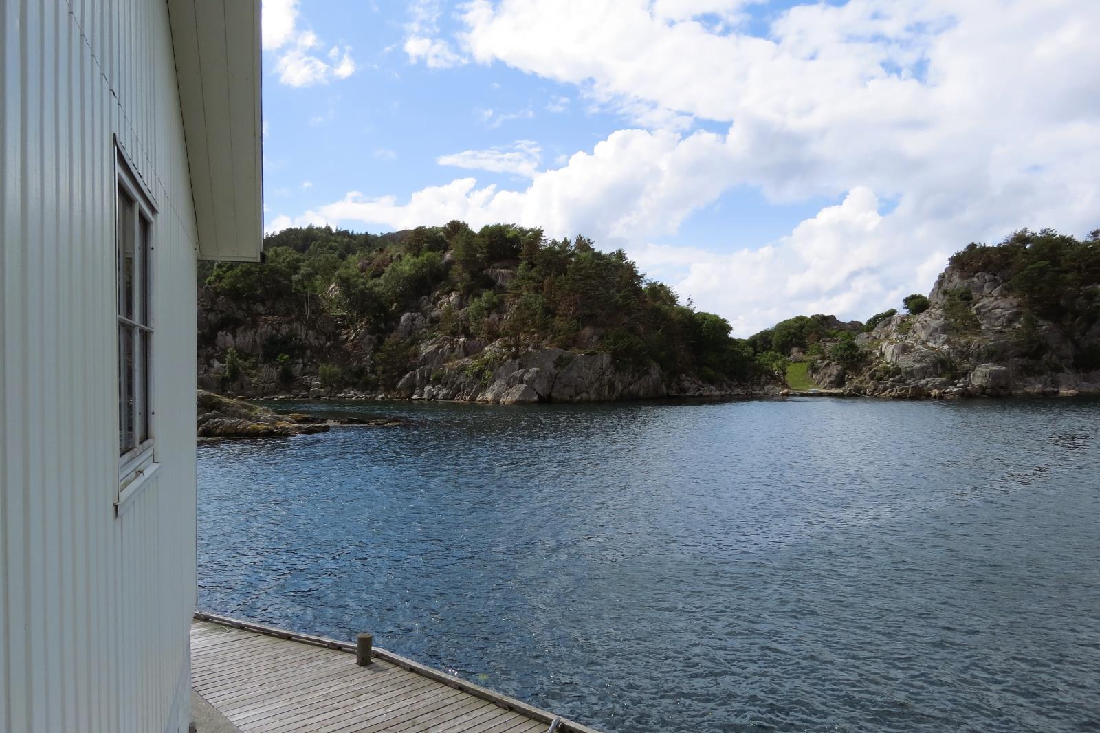 Durchfahrt neben dem Haus zur Südseite der Insel, Grönnevikaplateau