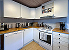 Küche mit Geschirrspüler und Backofen