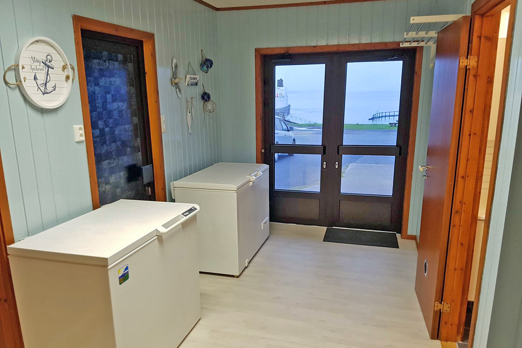 Flur mit 2 Kühltruhen