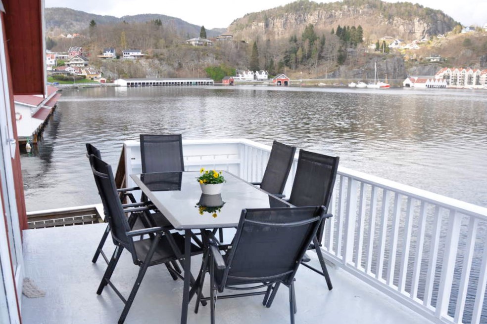 Balkon mit Treppe zum Steg