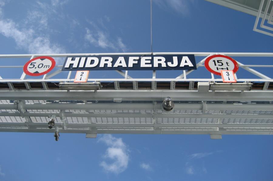 mit der Fähre in 5 min zur Insel Hidra