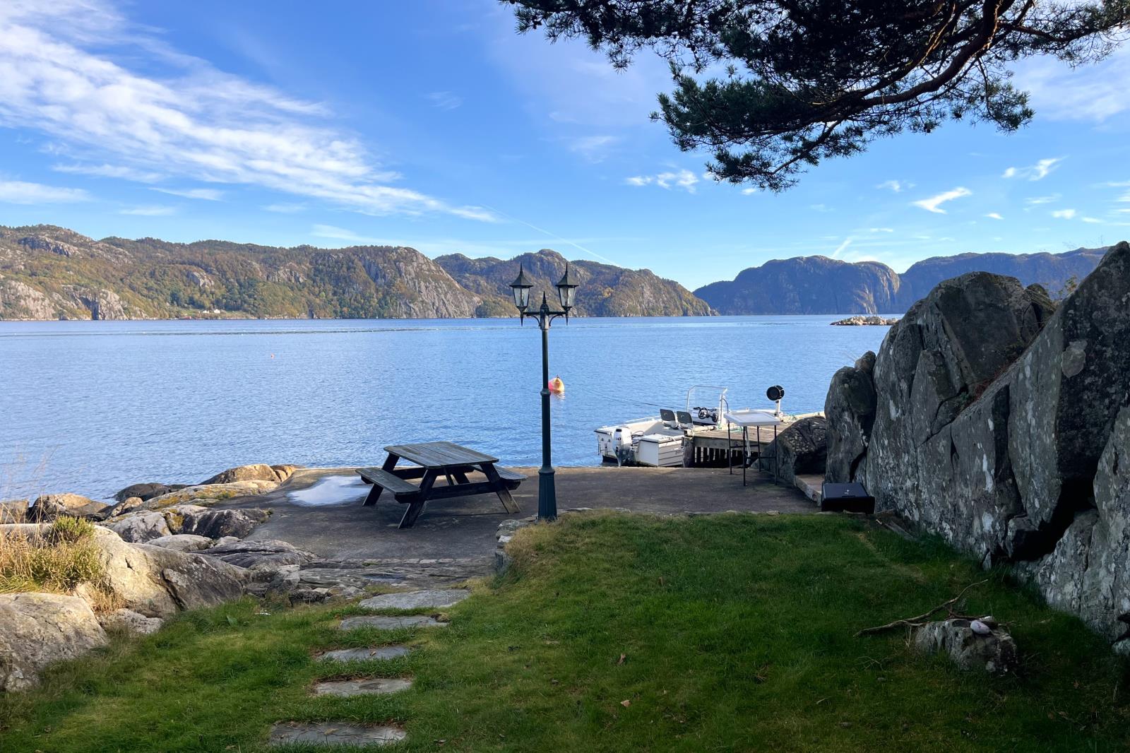 das schöne Wassergrundstck, am Ferienhaus Solheim Fjordlodge