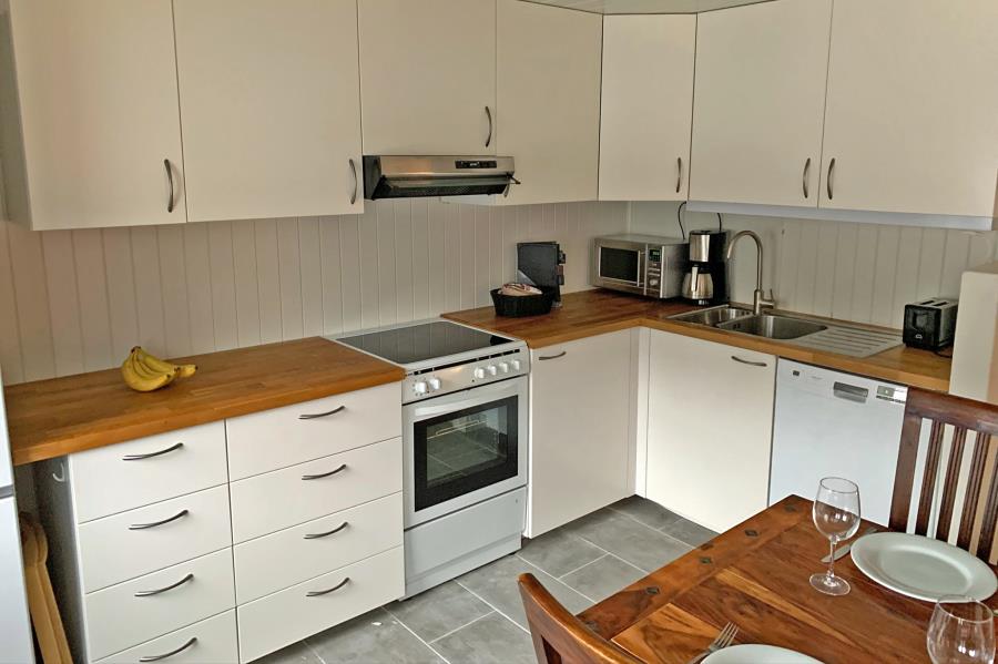 komplett ausgestattete Küche, sämtl.Geschirr neu