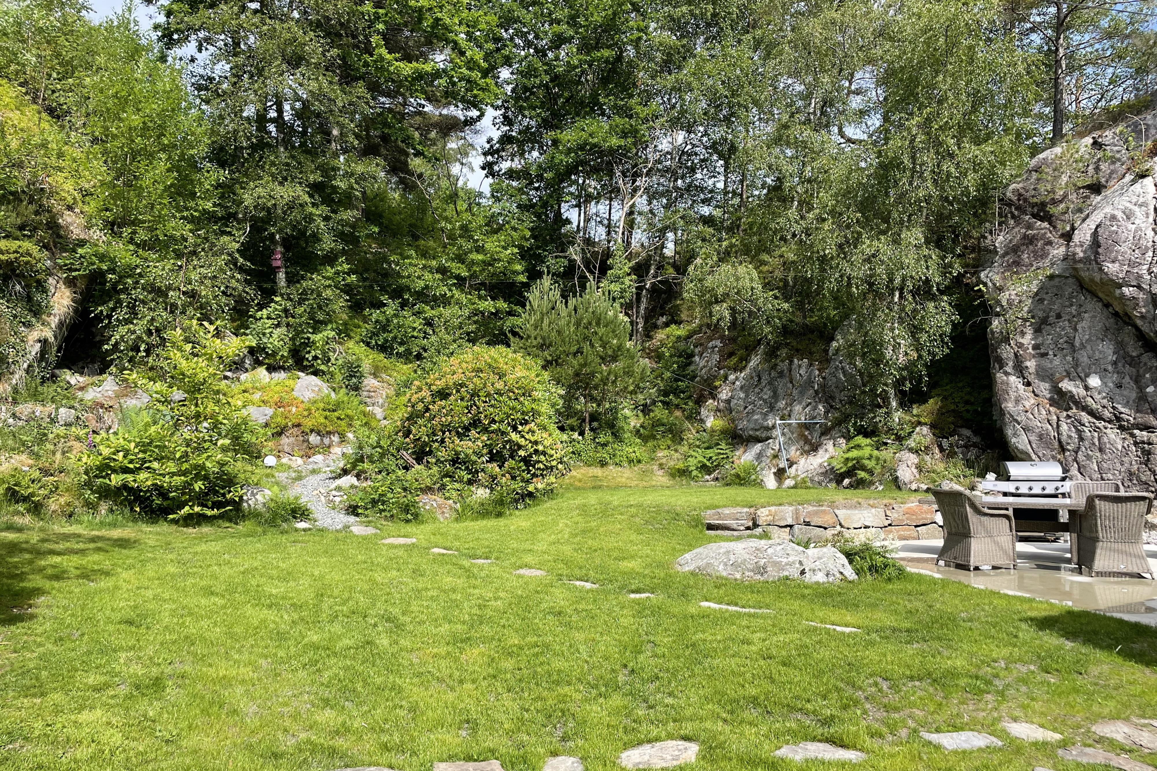 runter zum Garten über eine Naturtreppe