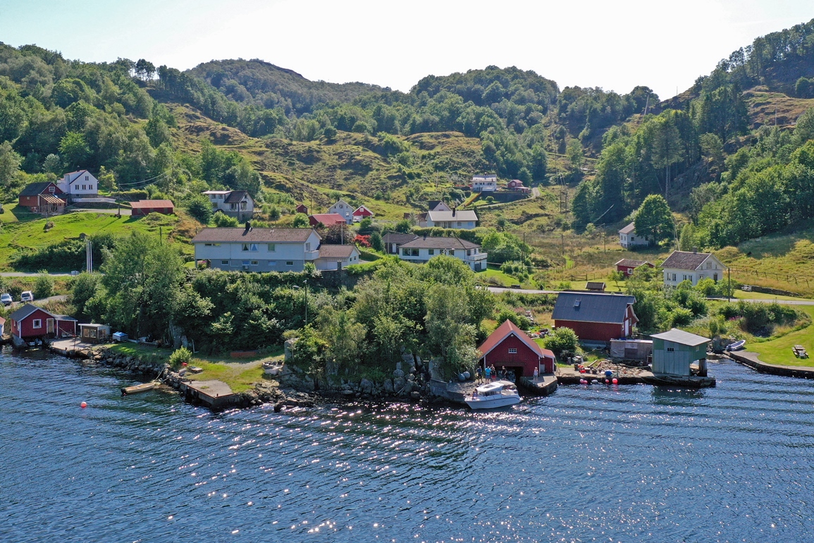 Blick vom Hidrasund auf den Ort