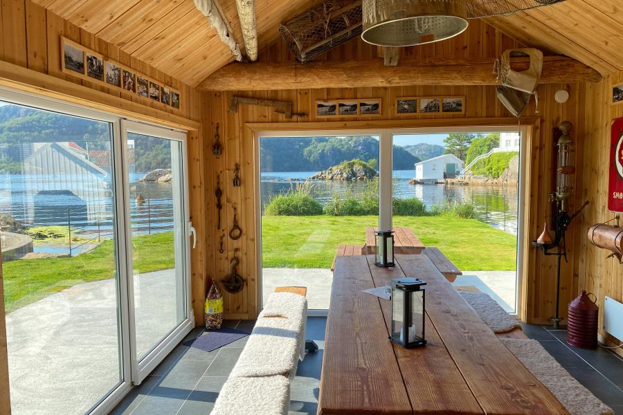 Gartenhaus, Rasenfläche u. Blick aufs Wasser