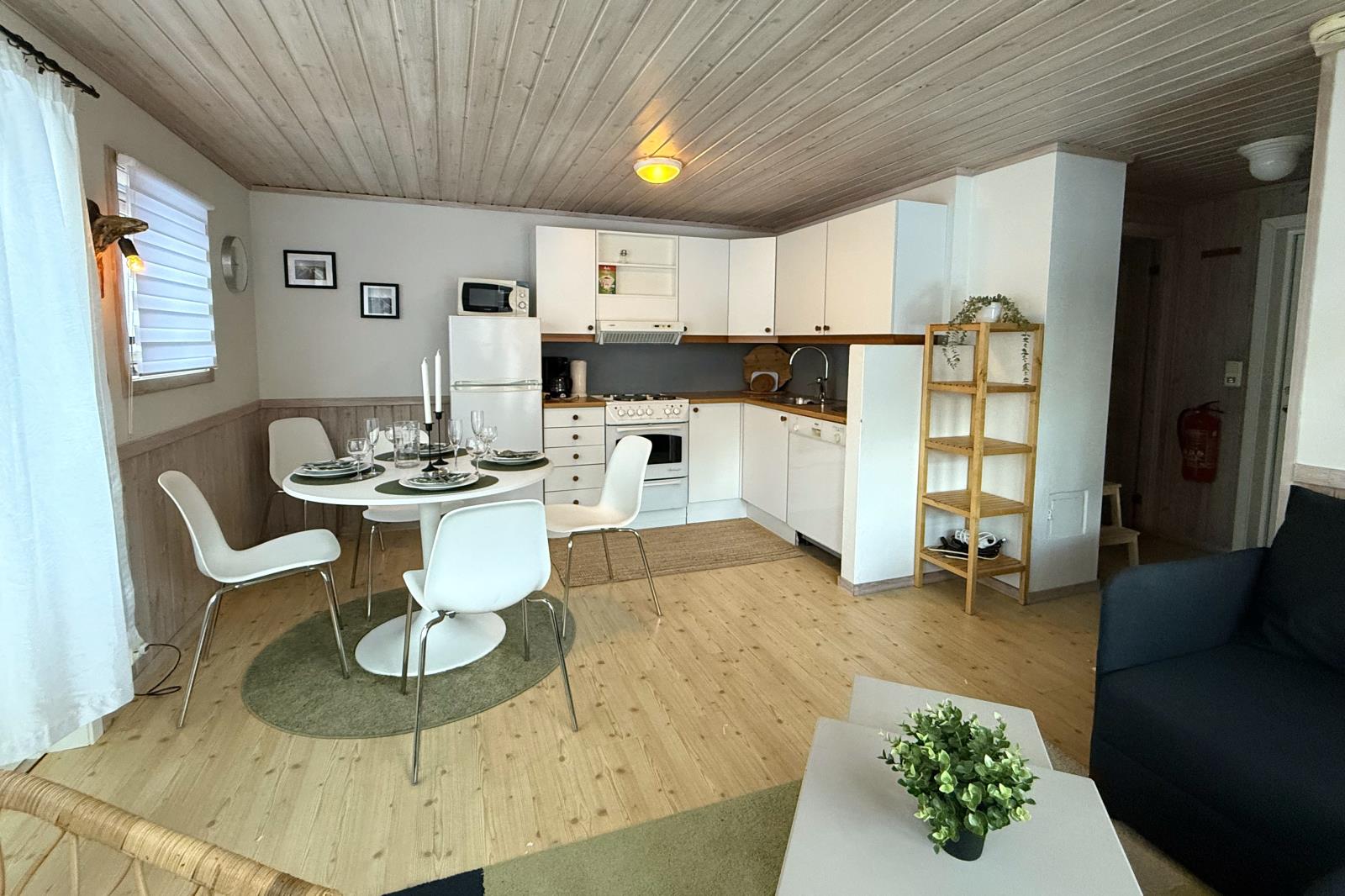 offene Küchenzeile mit allen Geräten