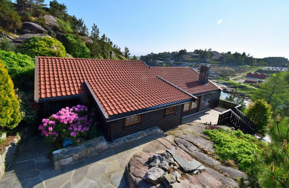 Nils Hytte bei Sirevåg-Hellvik, am Ufer des Sundes nördl. Eigeroya