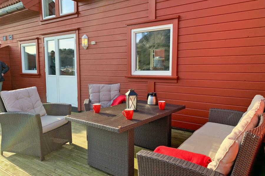 die Terrasse am Bootssteg vor dem Haus