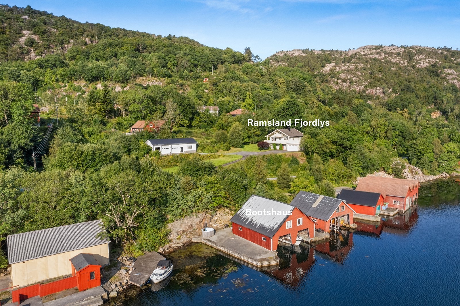 Lage Haus mit Bootshaus im Vordergrund