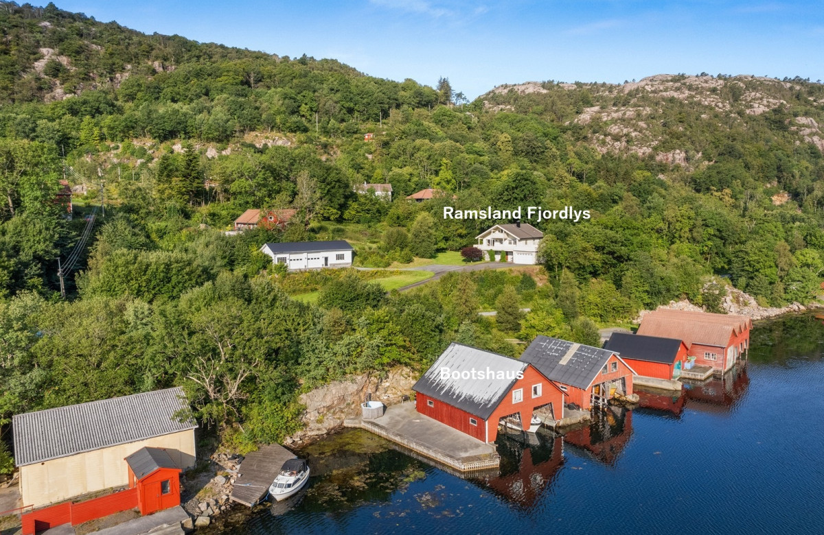 Lage Haus mit Bootshaus im Vordergrund