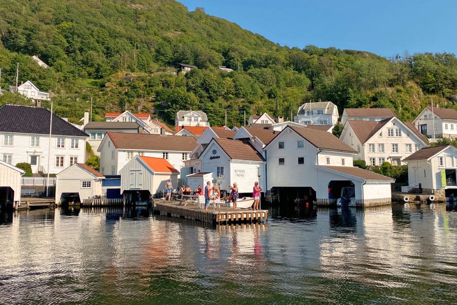 Kaufmann und Bootstankstelle gegenüber dem Haus