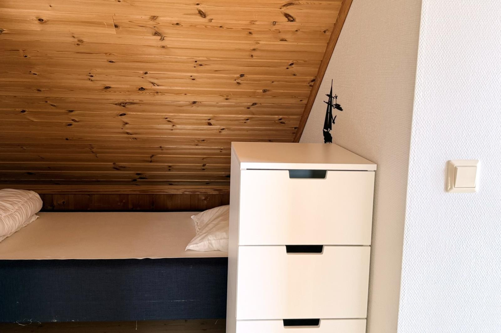2 Schlafzimmer mit jeweils 2 Einzel-Betten im OG 
