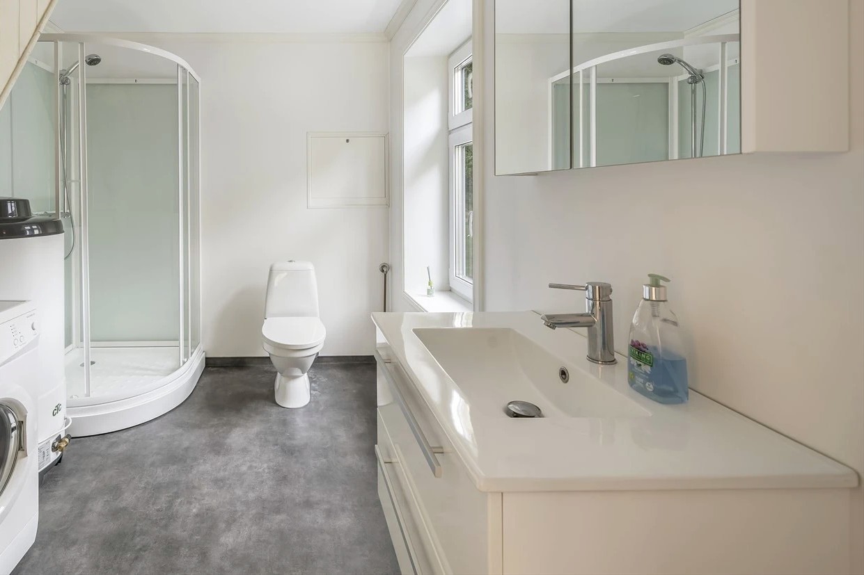 das geräumige Bad mit Waschmaschine