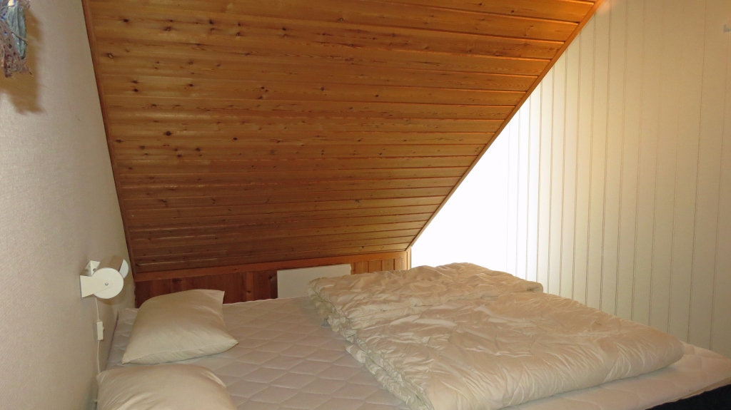 Schlafzimmer 2 mit großem Doppelbett