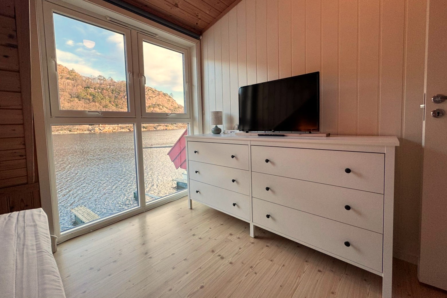 Schlafzimmer 3 mit Blick auf den Fjord und die Boote