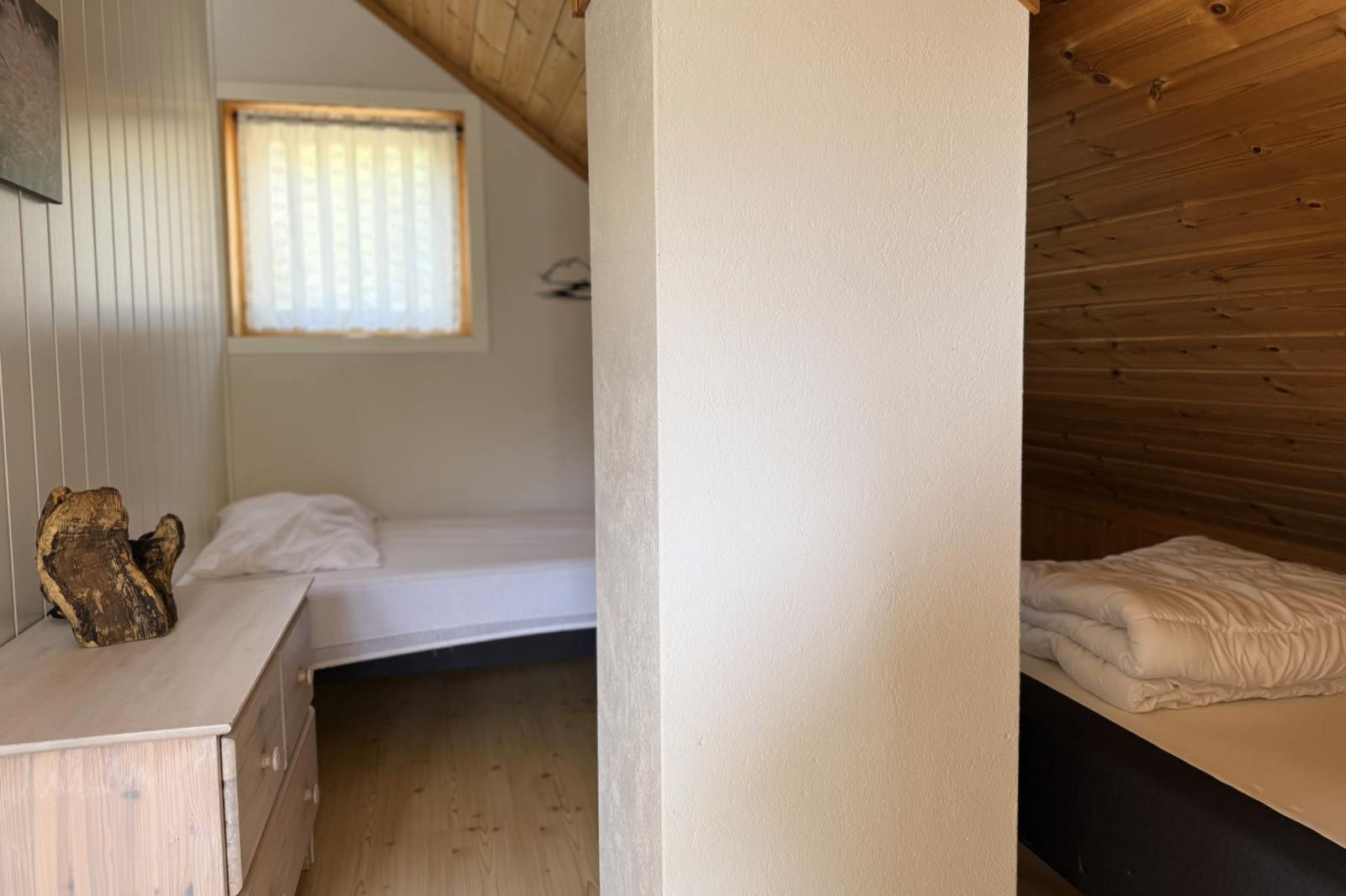 2 Schlafzimmer mit jeweils 2 Einzel-Betten im OG 