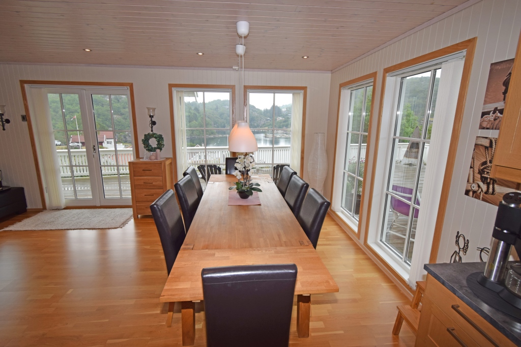 Esstisch, 10 Stühle vorhanden