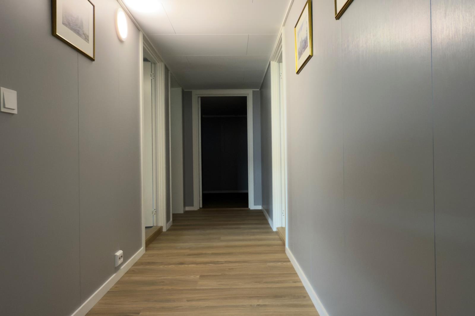 Flur zu weiteren Schlafzimmern