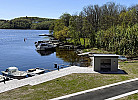 das Filetierhaus mit Licht und Wasser