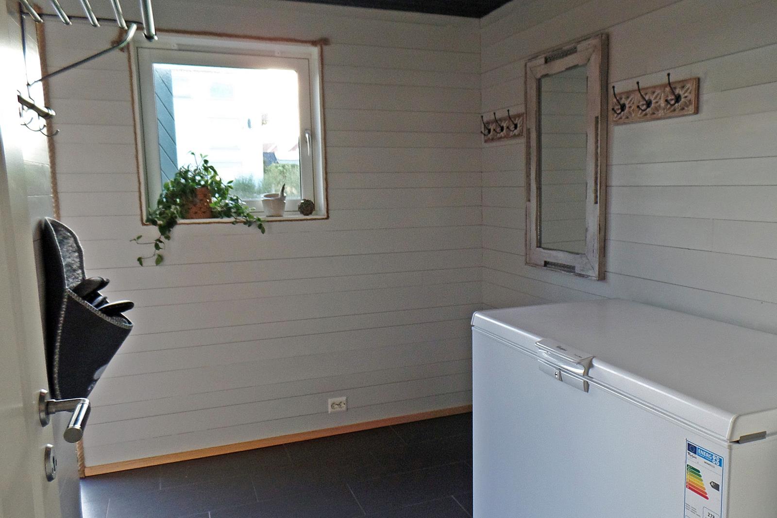  Flur und Lagerraum im EG