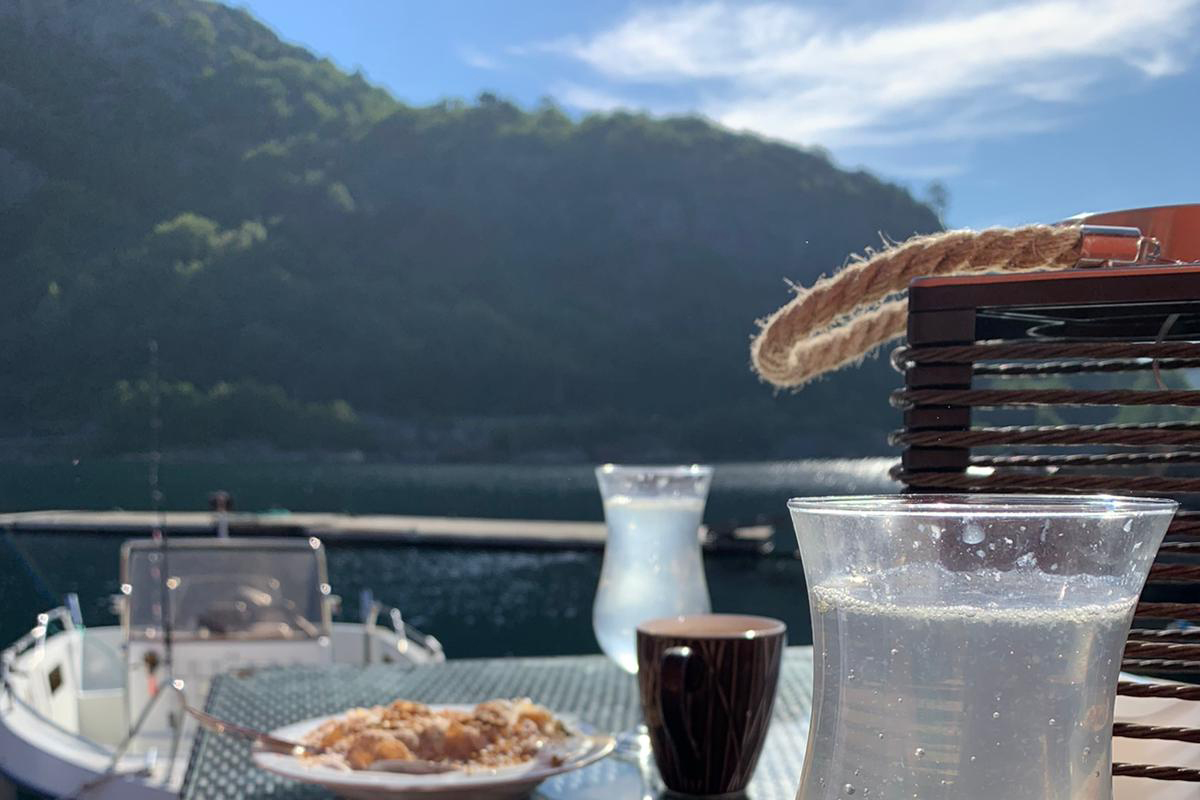 das Boot liegt direkt vor der Tür 