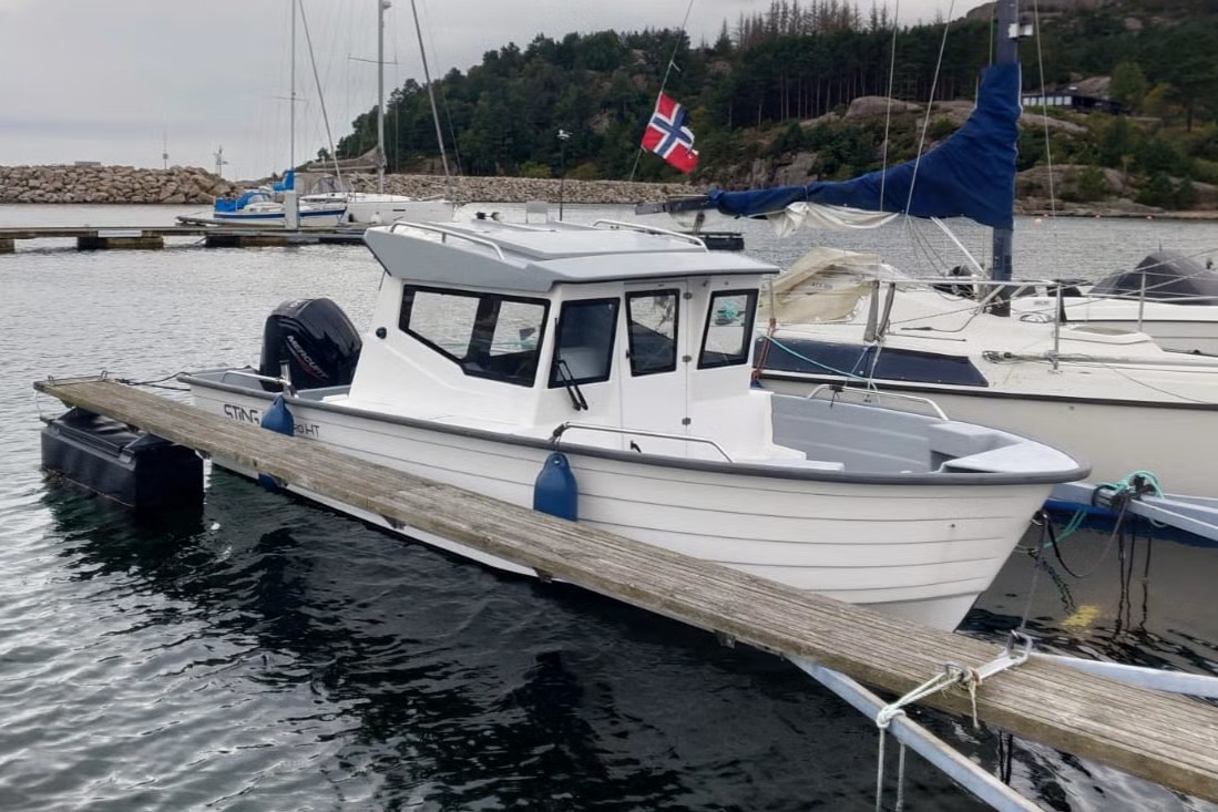 viel Platz auf dem neuwertigen Boot
